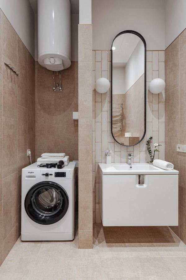 New! Luxury Apartment In The Center Of Odessa Overlooking Deribasovskaya Str. Low Price! Eksteriør billede